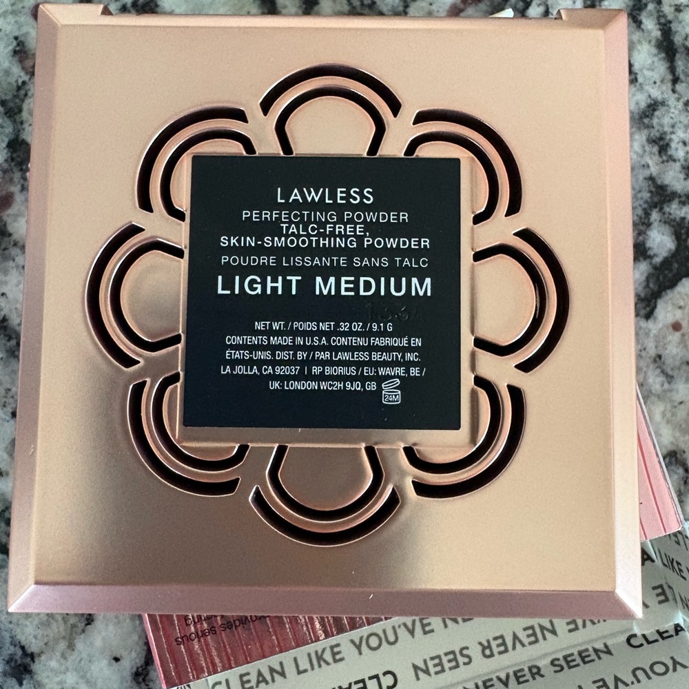 NWT LAWLESS Skin-Smoothing Perfecting Powder Foundation MED-LIGHT at HALF OFF - Picture 5 of 7